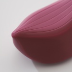 Stymulator łechtaczki z najdelikatniejszego silikonu na rynku - Iroha by Tenga Tori Vibrator 