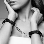 Kajdanki Bijoux Indiscrets - Maze Thin Handcuffs Brązowy